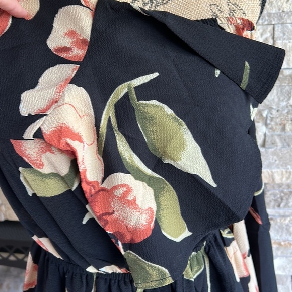 Black and floral cold shoulder shorts romper jumpsuit flare sleeve - Picture 6 of 16
